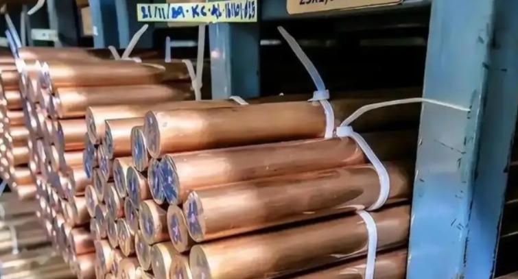 美国这次彻底蒙了，最近美国大量存积了铜，把铜价炒上天去了，中国也不打算惯着美国，