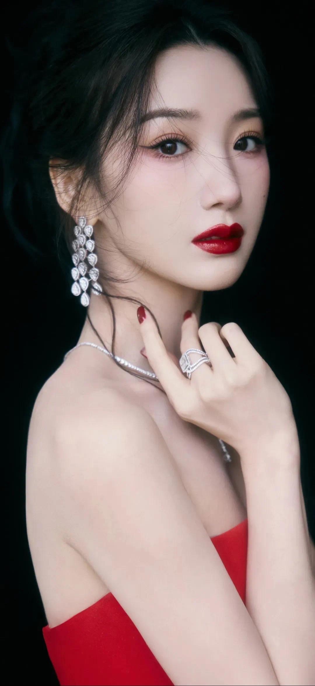 毛晓彤 一袭红衣 曲线玲珑