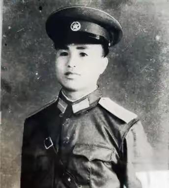 1950年朝鲜，志愿军师长翟仲禹出洞透气盯着对面雪坡看了半天，突然喊：342团立