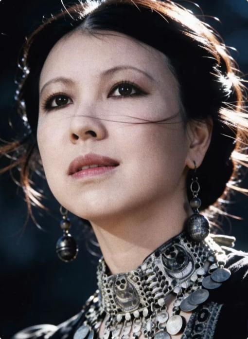 三毛说：“折磨你的从来不是任何人的情绪，而是你心存幻想的期待。世间万物都在治愈你