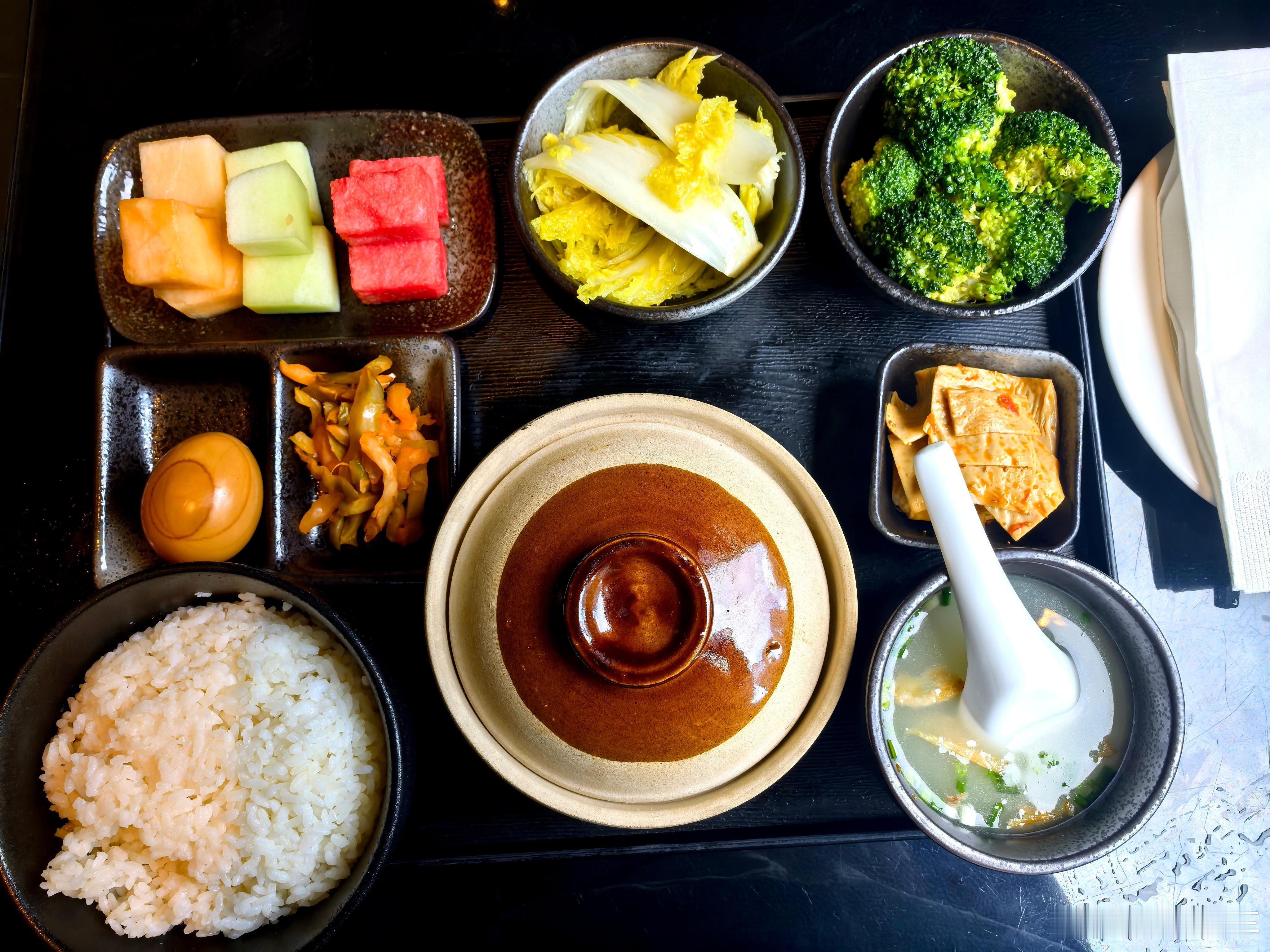 来酒店第1件事情就是干饭。这样一份饭108块钱，你们觉得值吗？​​​