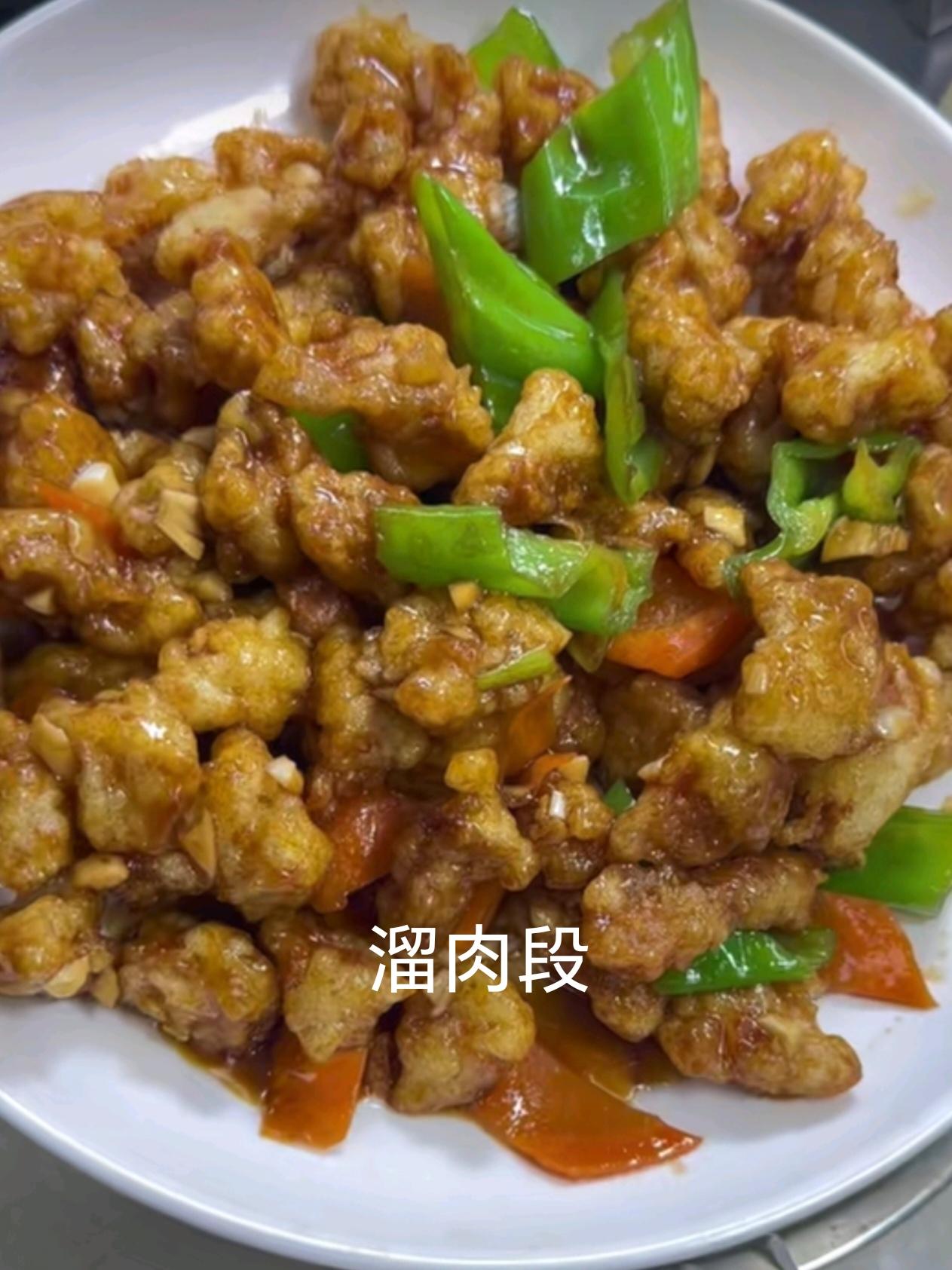 我朋友厨艺特别厉害，三餐总能变着花样做，饭菜色香味俱全。鸡公煲、溜肉段、风味