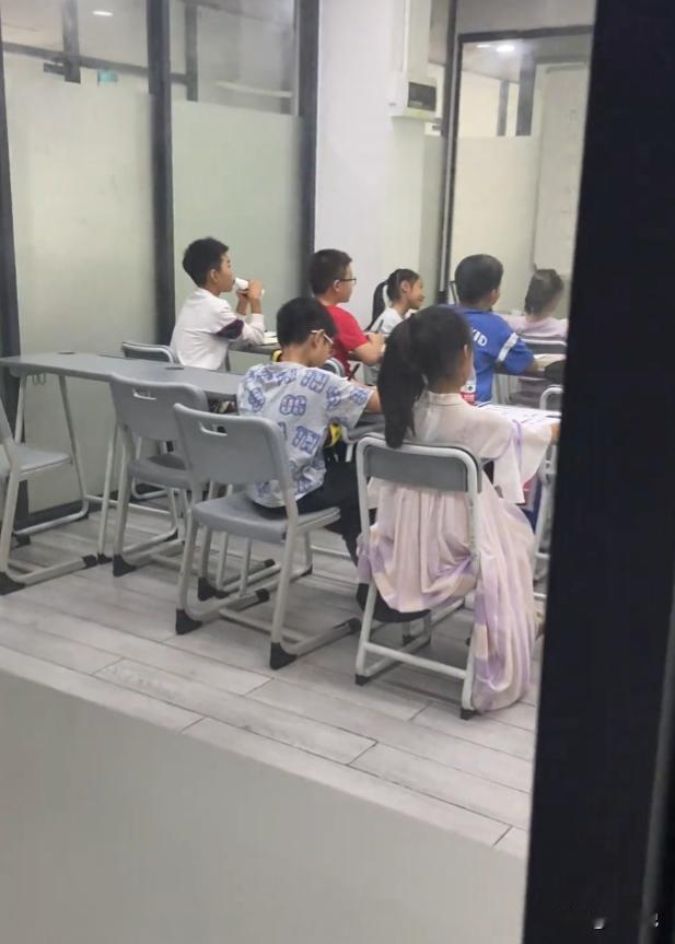 花8万给孩子补课，成绩反而降了，我才明白补课就是纯纯的智商税！我儿子今年上初