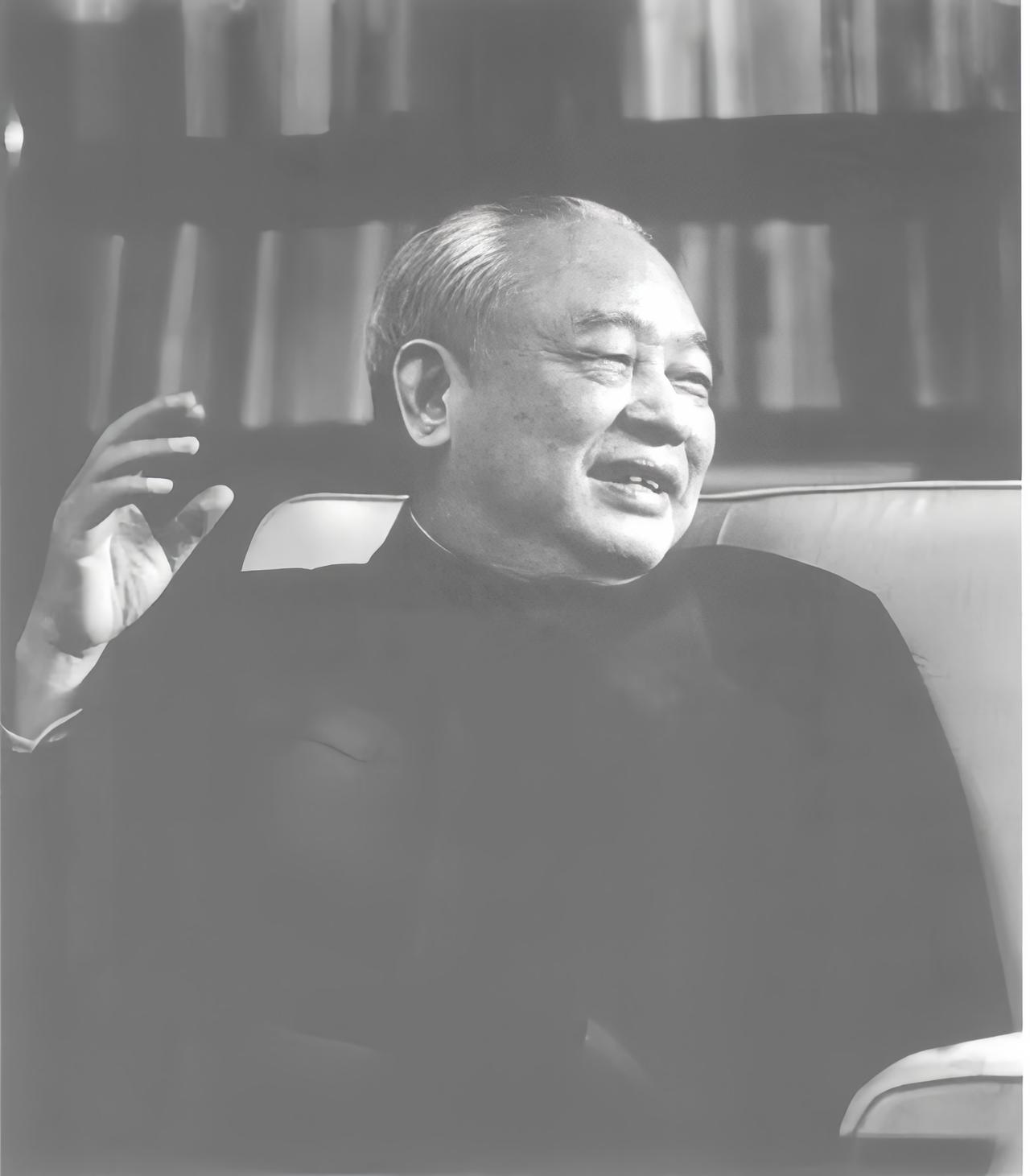 老太太问张国华，你认识我儿子余秋里吗？ 新中国成立后，张国华见到了余秋里，说起