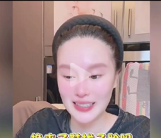 这心态，多好！！赵本山的女儿在镜头前这样说我是赵本山的女儿我现在非常富有，但