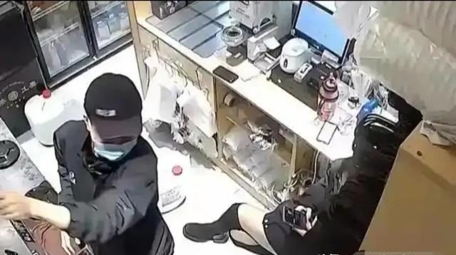 成都热成火炉了！50年前人口才百万，楼房矮空调少，现在两千万人挤满高楼，空调外机