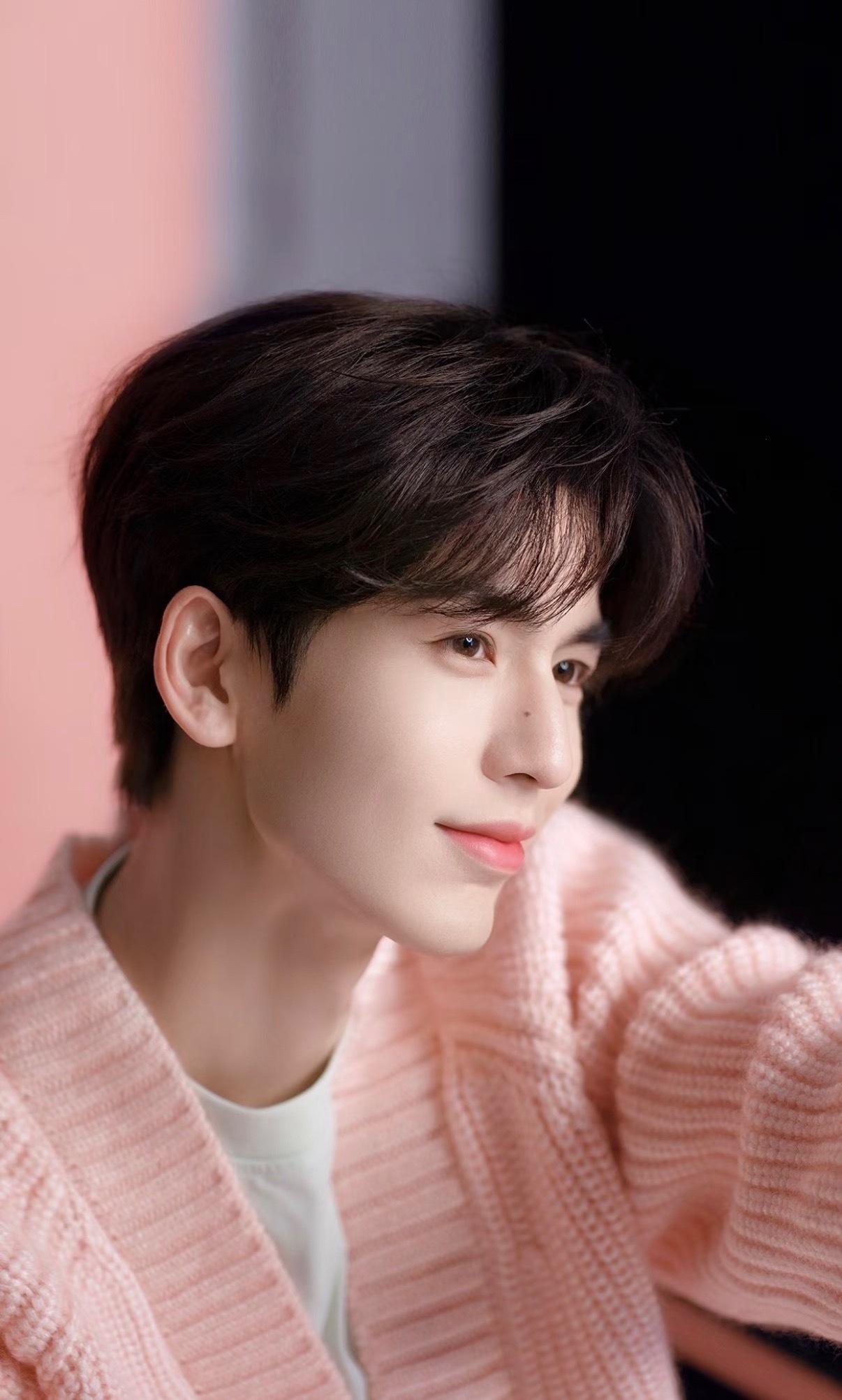 【脸在江山在！张凌赫新饼落地，神颜即将霸屏银幕】张凌赫用顶级骨相印证“脸在江山在