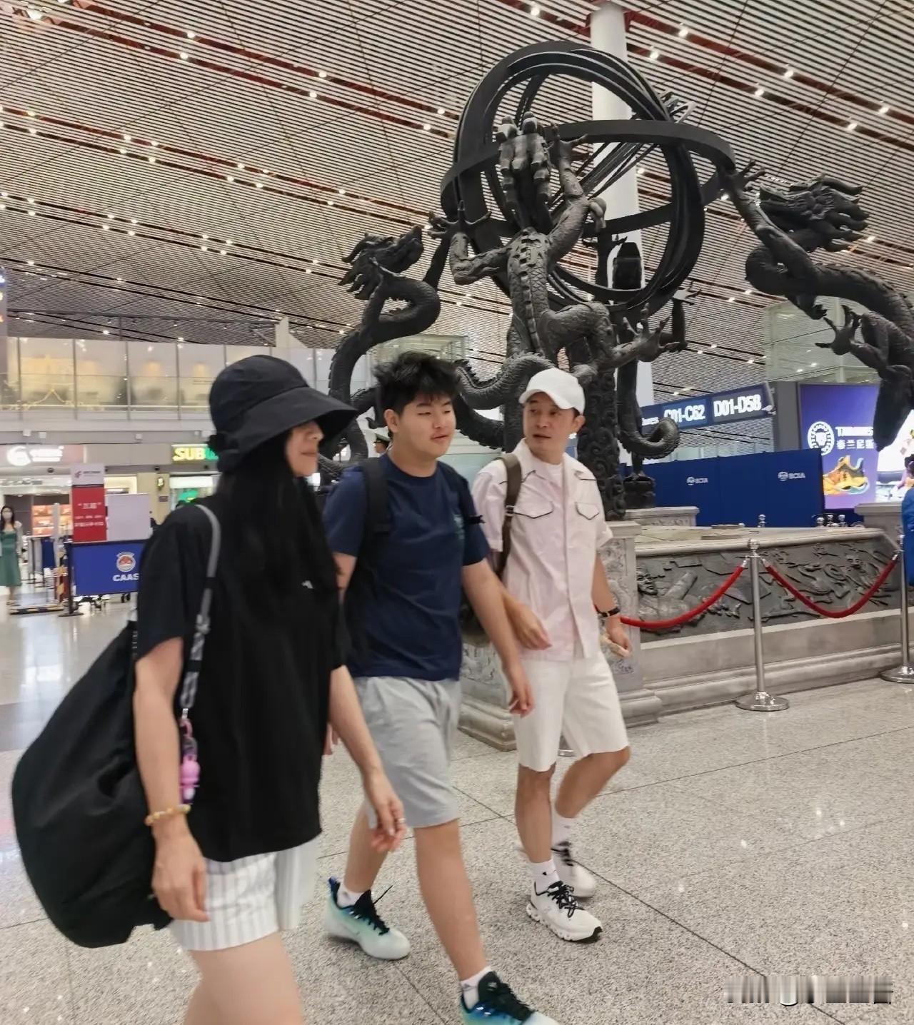 沙溢胡可，引发热议。8月26日，沙溢胡可，冲上热搜，夫妻俩送孩子去英国读书，