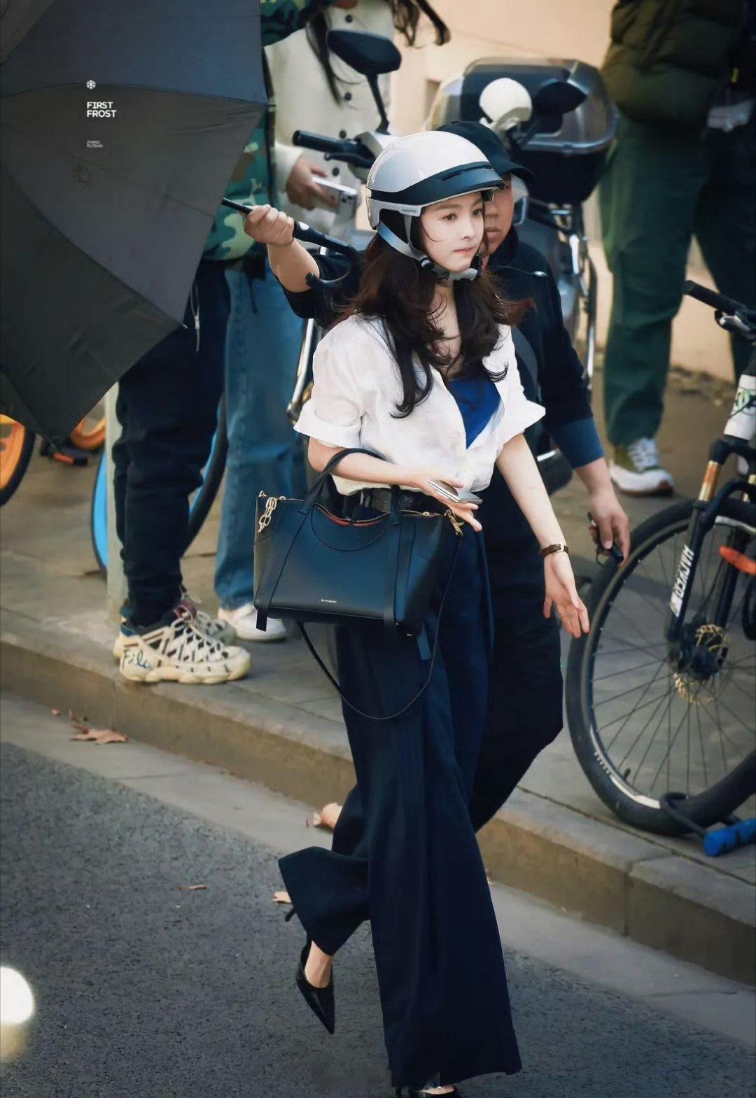 章若楠主演的《想把你和时间藏起来》最新路透照来啦，主打的是一个大波浪卷的明艳动人