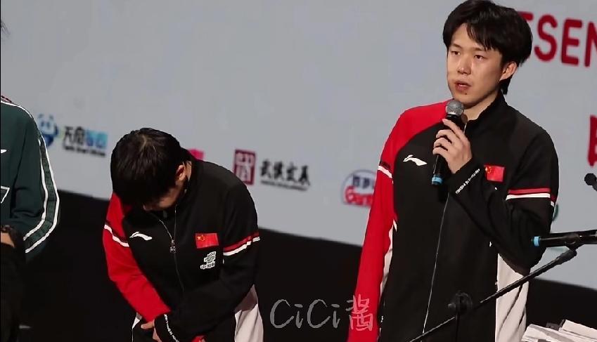 镜头怼到脸上的时候莎莎正在用左手死死抵住后腰。汗把额发粘成深色，下唇有一排新