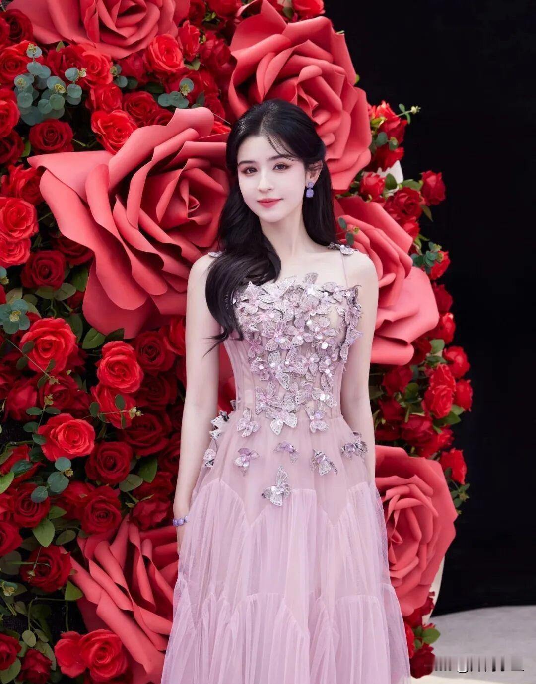 哈妮克孜这身材太绝了！一身甜拽仙无缝切，新疆颜杀穿所有造型，粉紫纱...