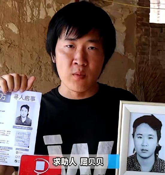 2003年，河南濮阳一个农家院子里，4岁的屈贝贝缩在门后面，看着他爸一脚把他妈踹
