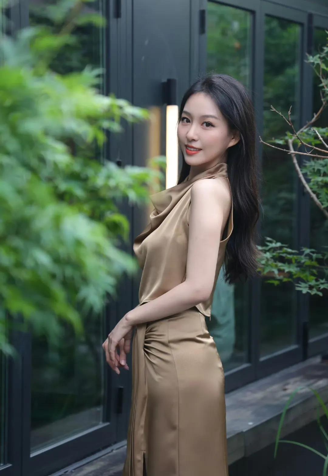 李旋这套缎面挂脖连衣裙，是将性感与高级感平衡得恰到好处的典范。挂脖领设计大胆展露
