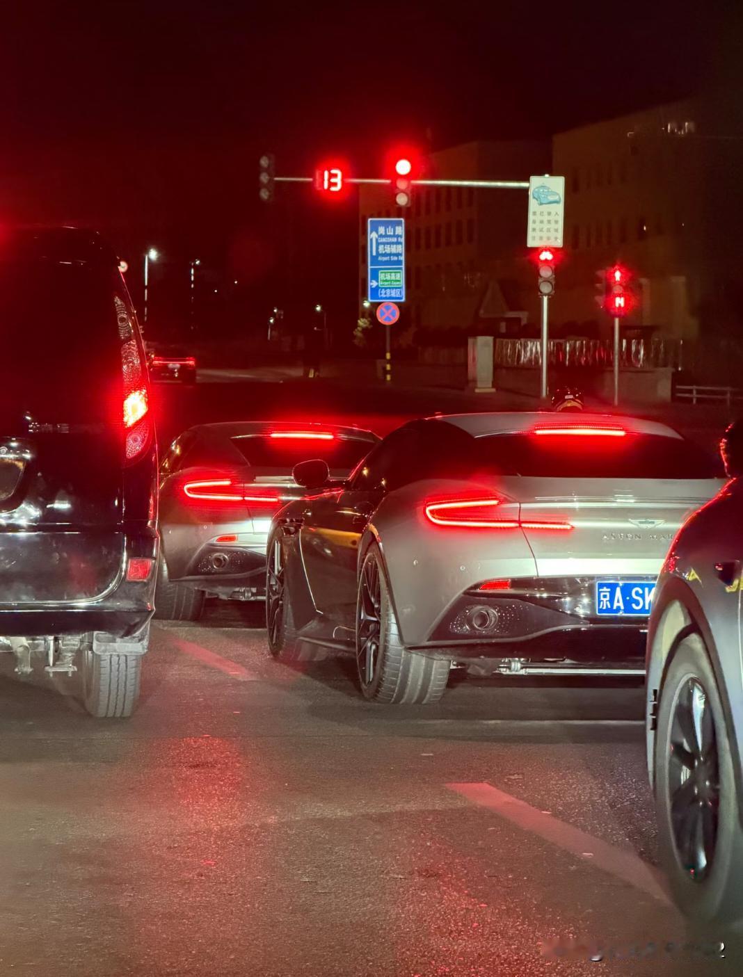 老远一看我以为俩小米呢凑近了一看嚯凑俩这玩意可不容易哥俩开的还挺高兴！马