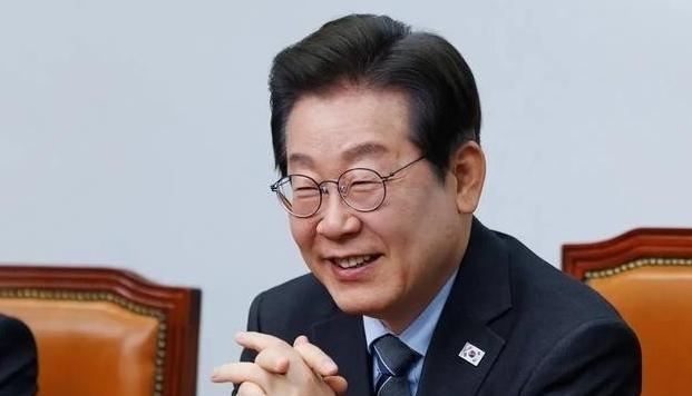 现在才真正看清：中日围绕钓鱼岛再怎么吵，那座岛上的白色灯塔也不能随便碰。它并非普