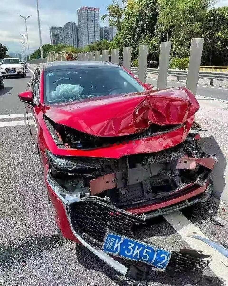 追尾劳斯莱斯~~~这个时候是先拍个视频发朋友圈？？？还是扫辆共享自行车骑到美国躲