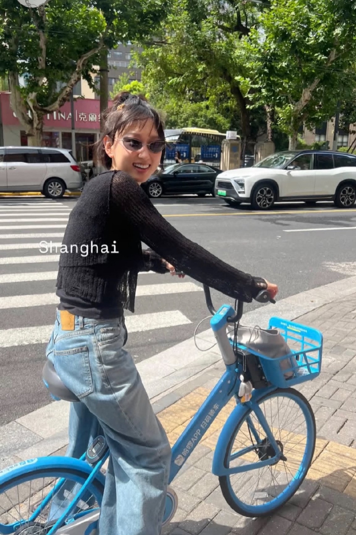 这韩国演员没事吧！她来上海旅游，在ins发的一组照片里，自己的自拍美美的