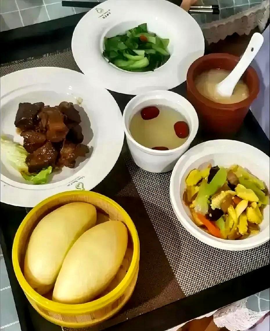 不要怪现在的新手妈妈没奶水，孩子饿得直哭。你看看现在人都吃的啥？我当年生