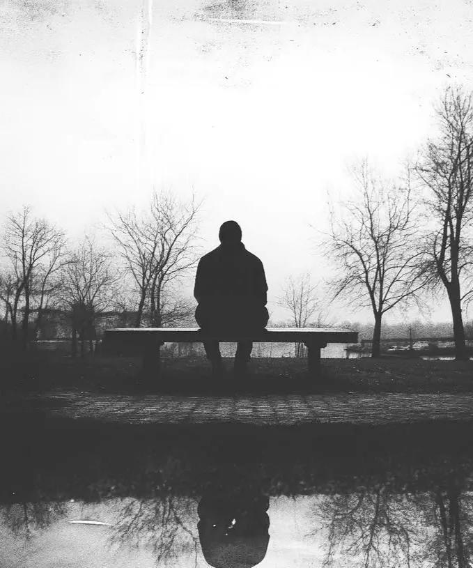 灵魂越干净的人，他活得越像一个孩子。他在人群中不合群，独处时最自在，表面高冷难接