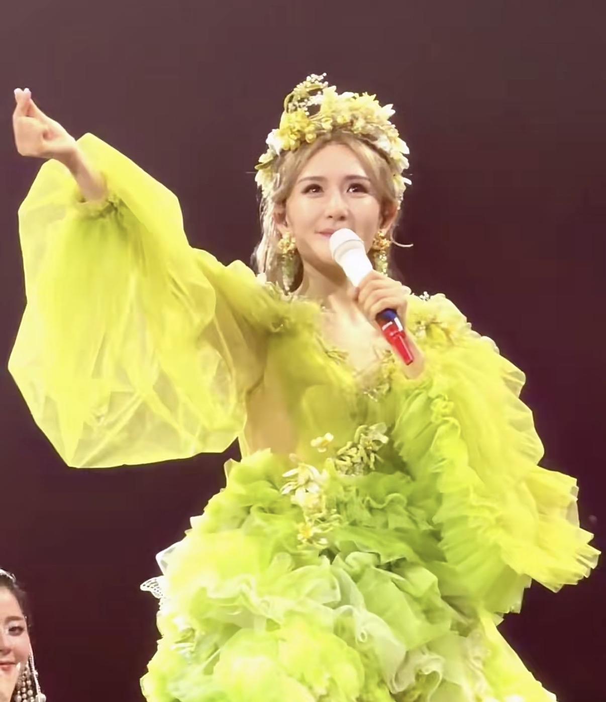 谢娜开巡演这个事，最值得深思的不是她一个主持人去开巡演，而是她选择开巡演