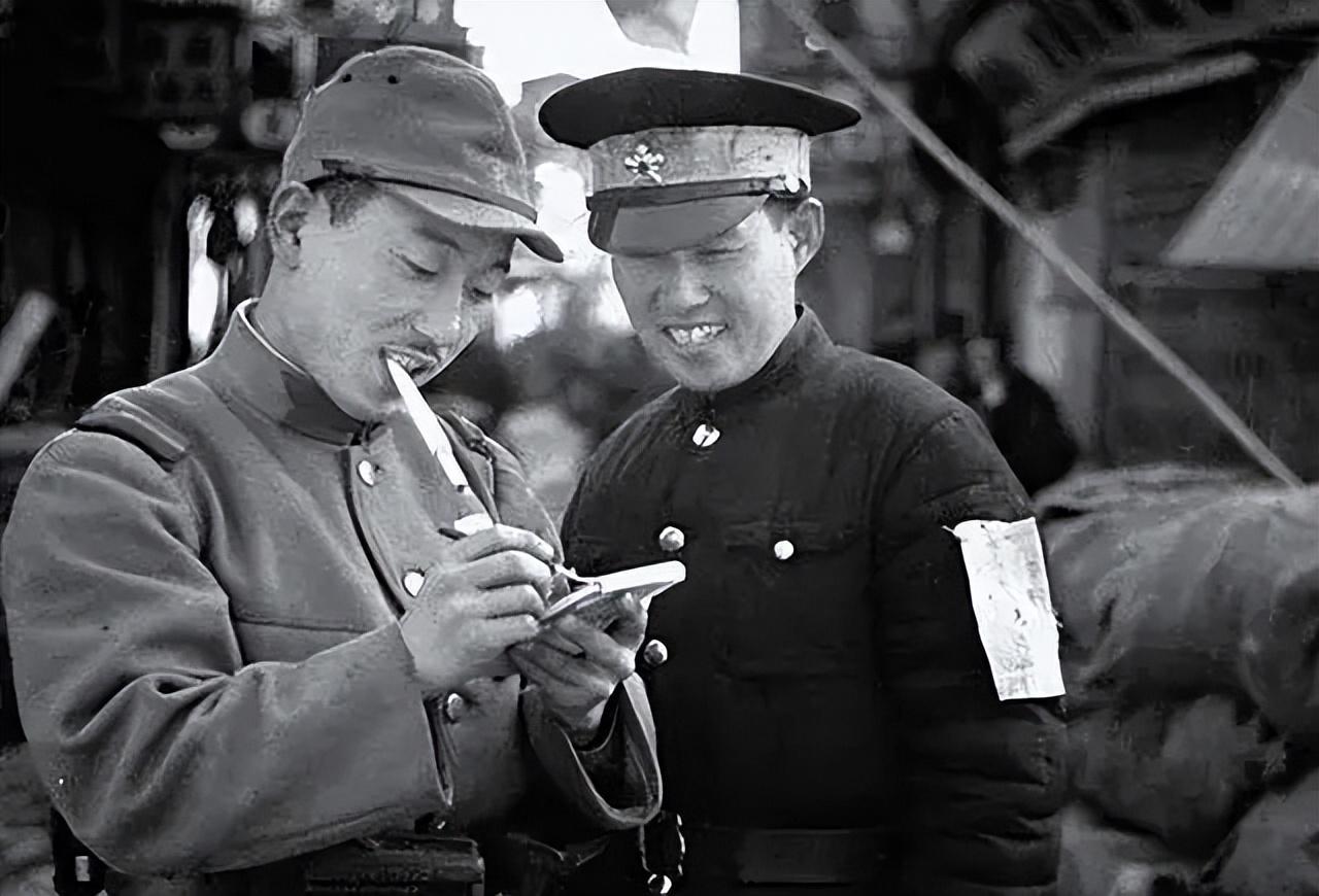 1943年，只听“啪嗒”一声，一个侦察员的枪掉在了大街上，他不慌不忙地捡了起来。