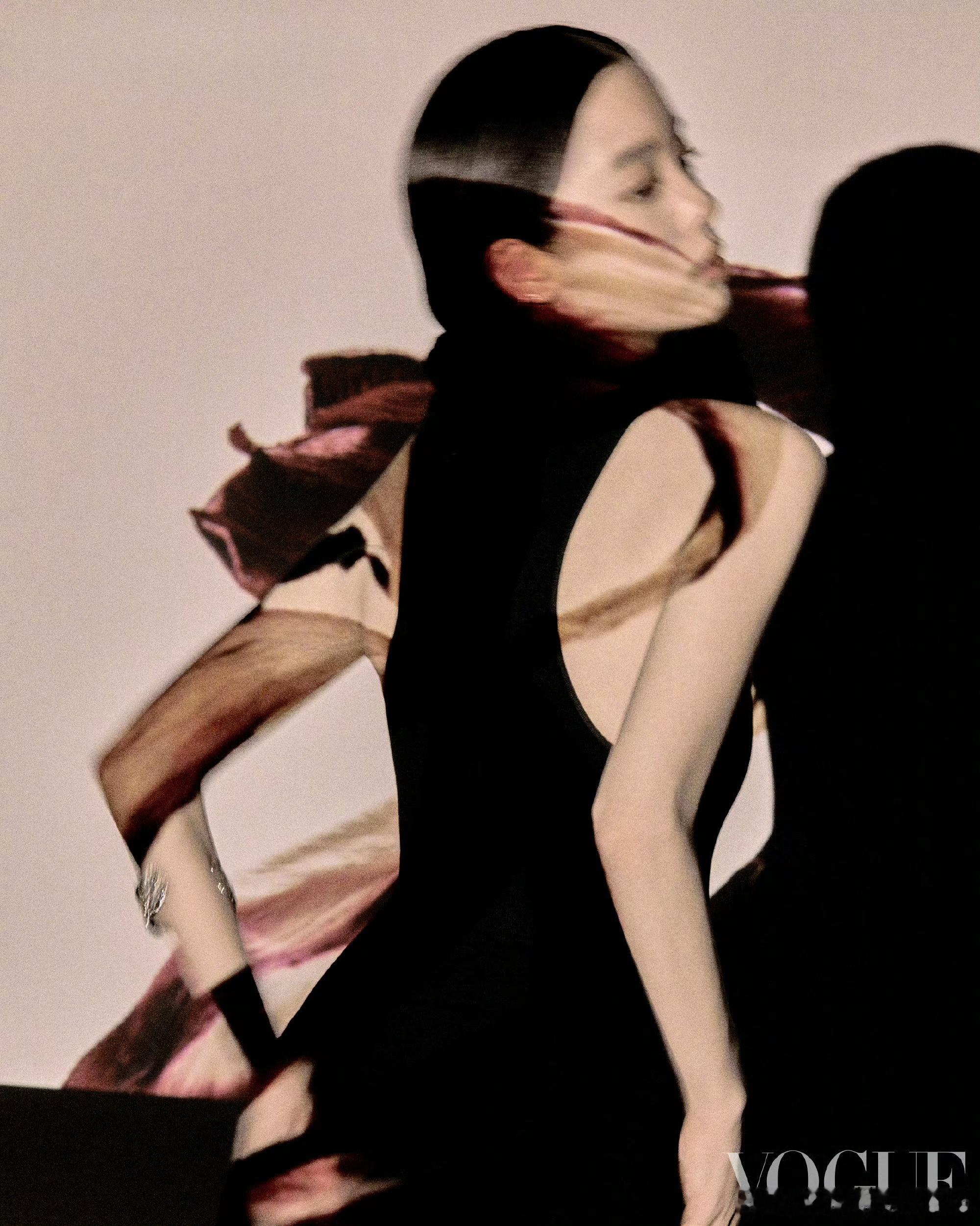 欧阳娜娜VOGUE油画少女镜头下的她完成了与成长的对话，光影里满是蜕变的痕迹。