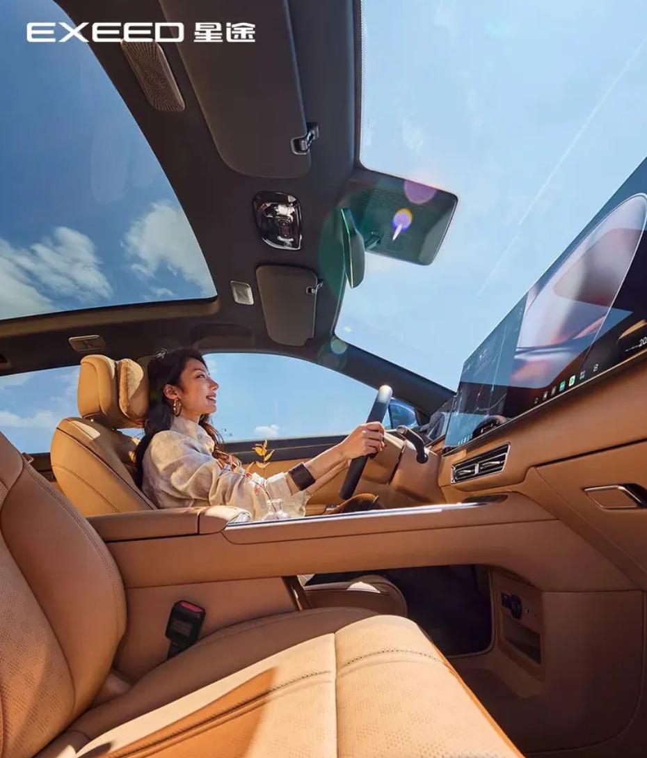 星途EX7内饰官图发布，浅白、米色什么的看多了，这种黑色+棕色也挺有味道，微微耐