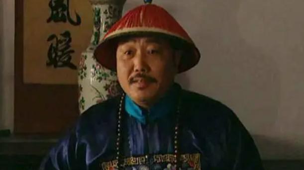 清朝时的一天，雍正帝放下手中的奏章，目光忽然落在身旁的侍卫图里琛身上。“你今年