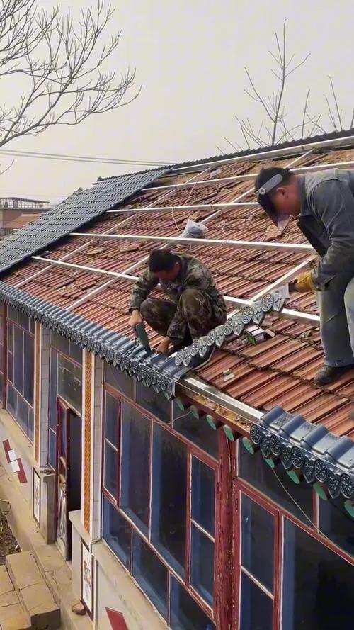 湖南衡阳，屈某房屋漏水，他请人换瓦片，为了省事，他以包工包料的形式交给甲某，甲某