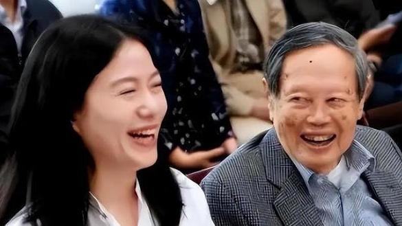 看到一条消息:清华大学聘用了翁帆,我觉得这个安排是合适的。首先,翁帆这个人,这