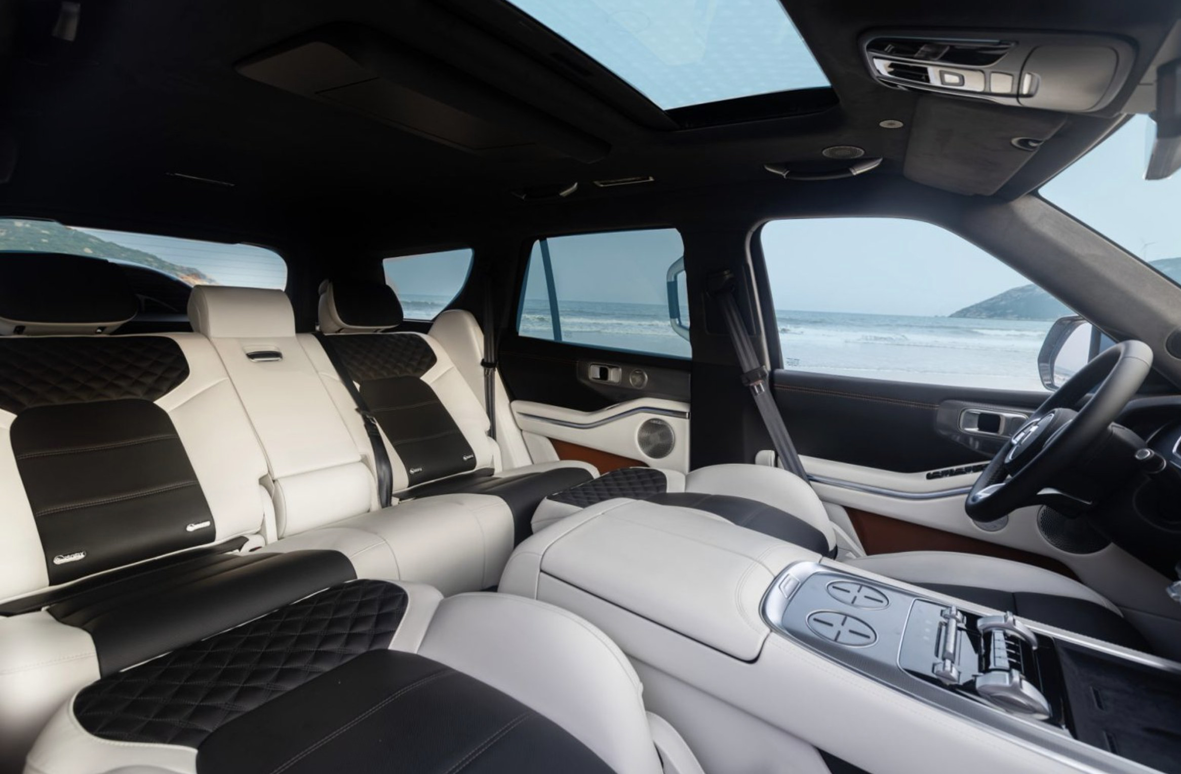 今天全新坦克700发布了，售价43.8万-51.8万，长城给这款产品的定位是“城