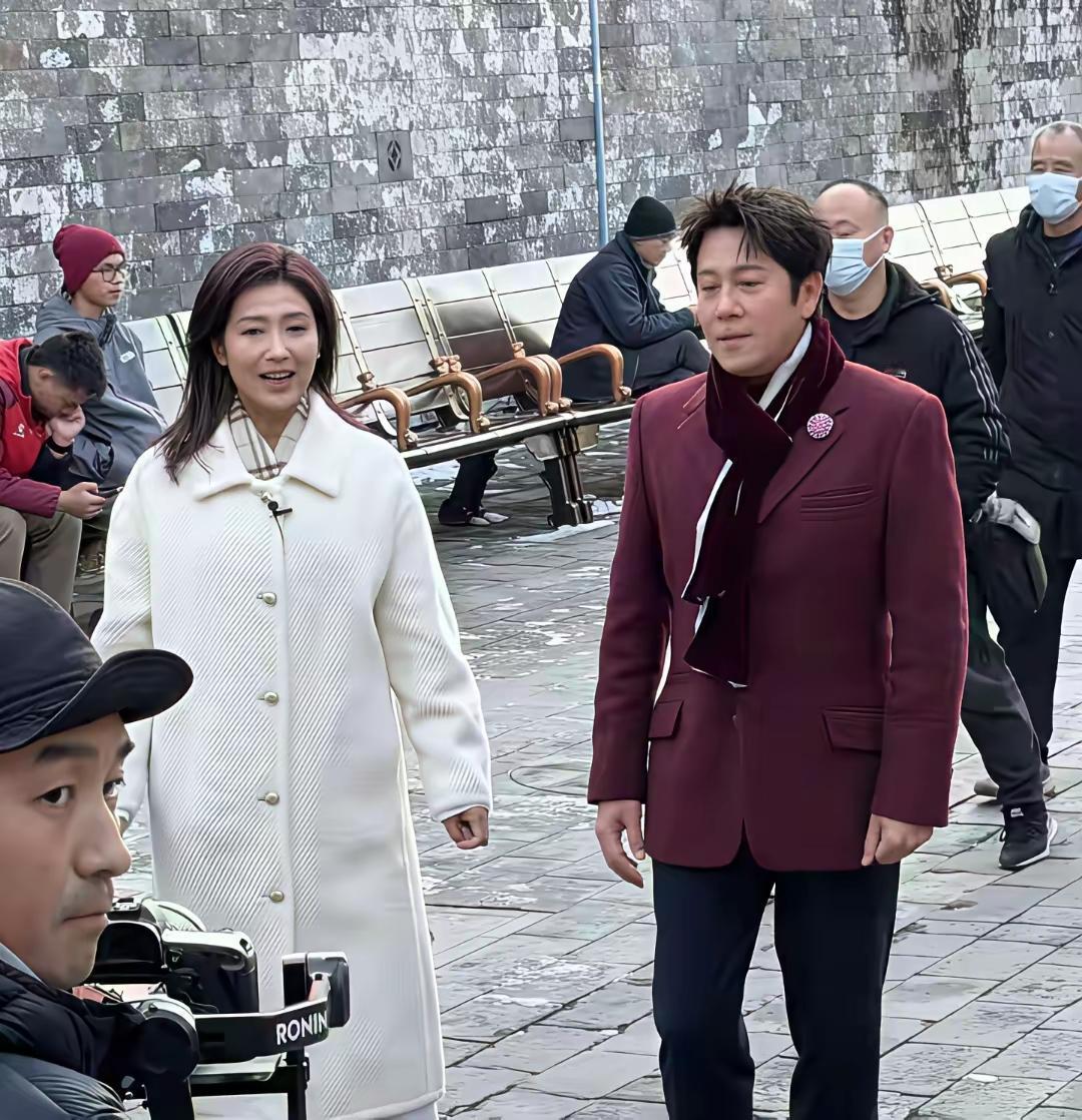 在故宫了碰到了谁了？还怎么年轻，腰板挺拔，头发乌黑，面色红润，不愧是明星，保养的