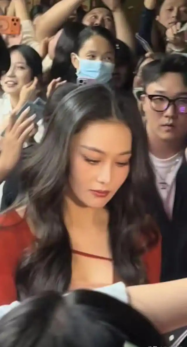 张馨予简约私服出圈，不靠穿搭硬撑颜值，这凹凸身段才是真天花板