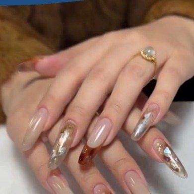 最近刷到一个视频，心里那叫一个堵得慌。杭州一位姑娘发视频吐槽，说她去美甲店做指甲