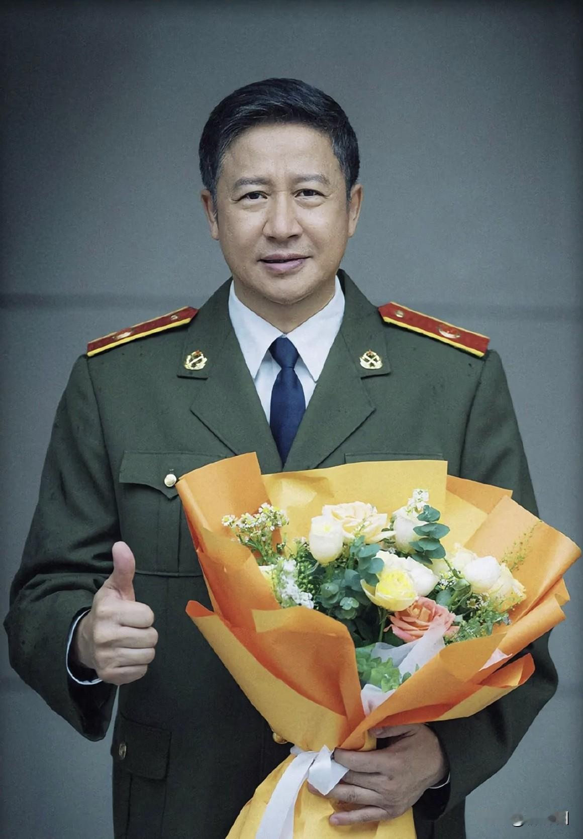 张国强新剧开播,剧照仿佛让我们看到了20多年后《士兵突击》中钢七连连长高城。