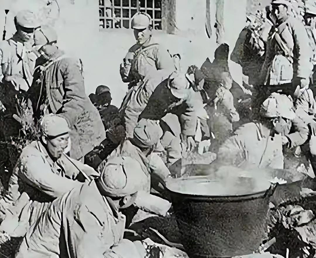 1935年11月初的陕北，黄土高原上刮着刺骨的寒风。红15军团司令部的土窑洞里，