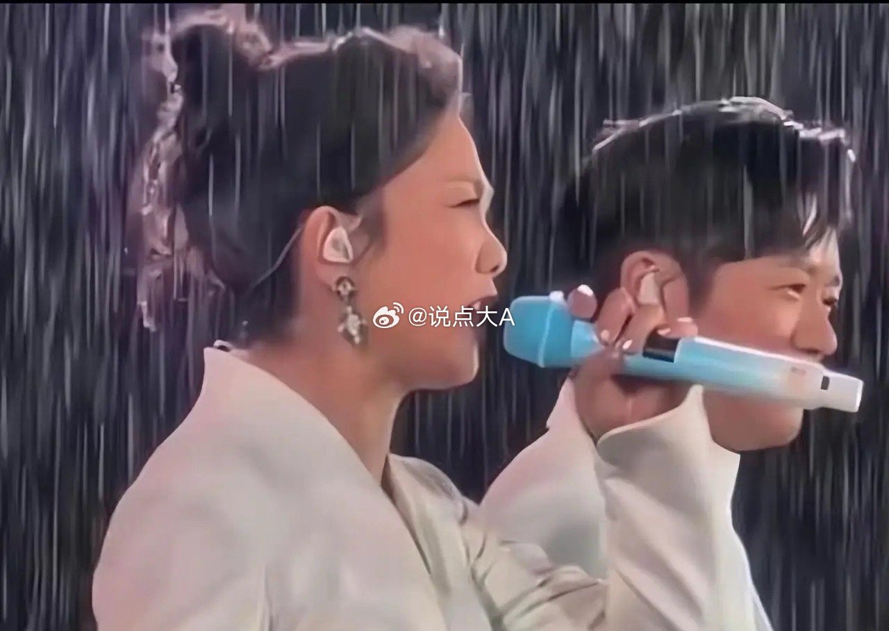 厦门的一场暴雨，直接把内娱的娇气给浇醒了！几万人的露天场子，老天爷倒水一样地下。