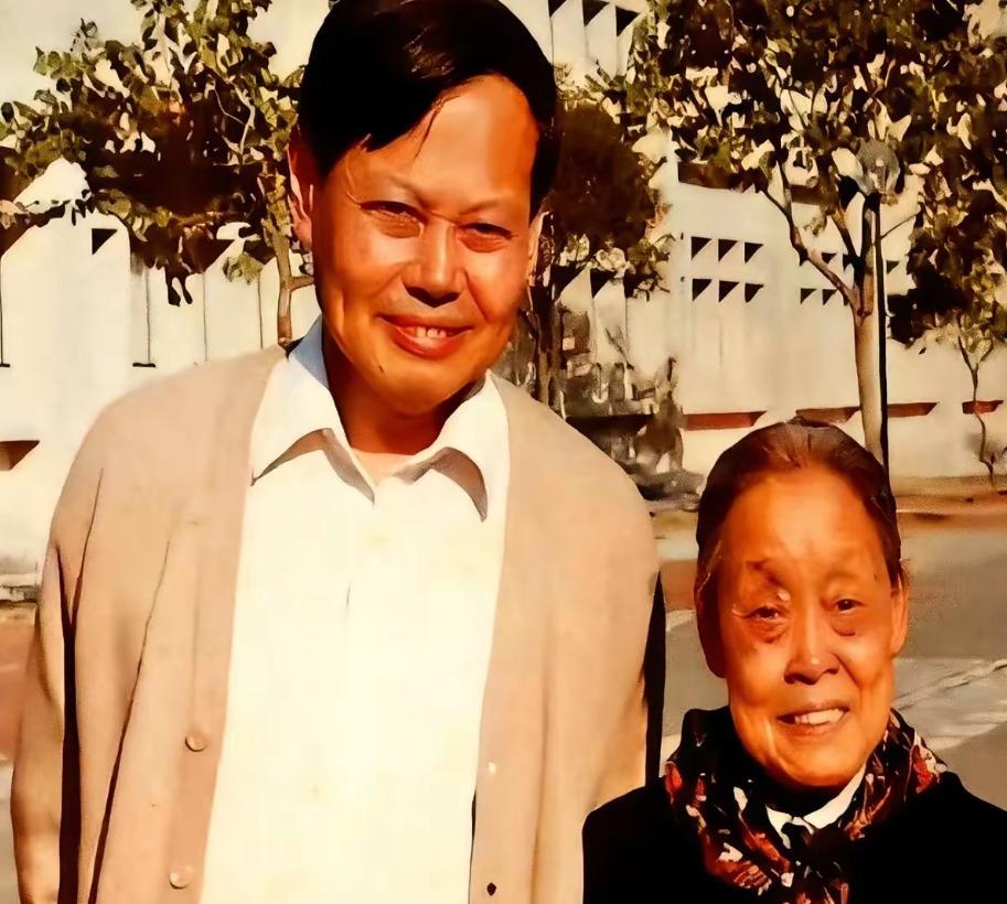 1985年,杨振宁把母亲罗孟华从合肥接到了香港。老人家得了多发性骨髓瘤,这病会让
