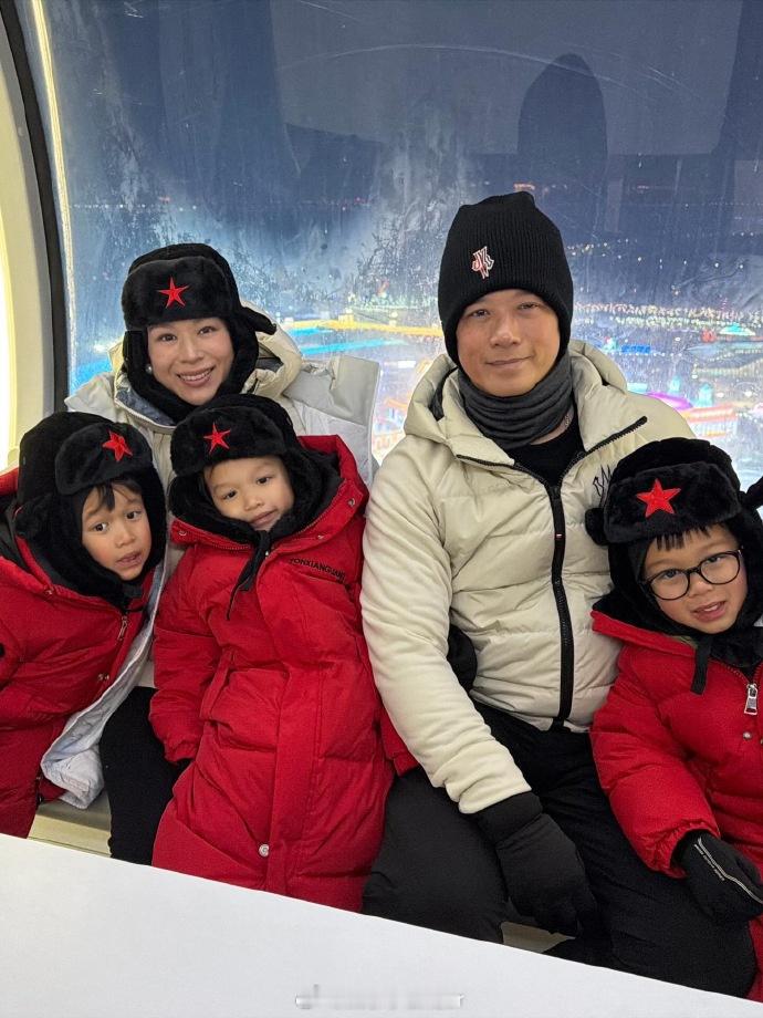 胡杏儿一家哈尔滨旅游胡杏儿一家五口在哈尔滨旅游，三个小朋友穿着同款红色长羽绒服