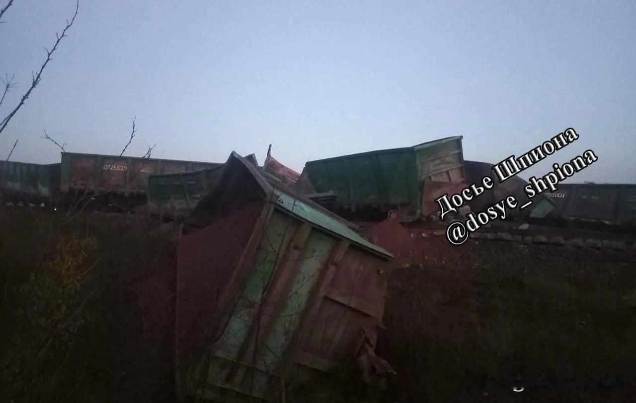 乌军袭击别尔江斯克火车,摧毁托克马克铁路设施!当地时间10月30日,乌军特种