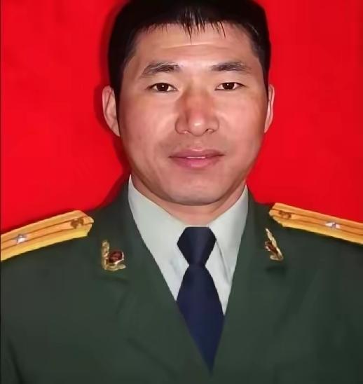 白建刚，男，1971年9月出生，四川眉山市人，大专文化，中共党员。1990年3月