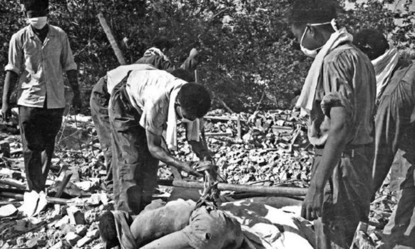 1976年，唐山大地震中，一座看守所倒塌，200多名囚犯跑出来，但是他们没有选择