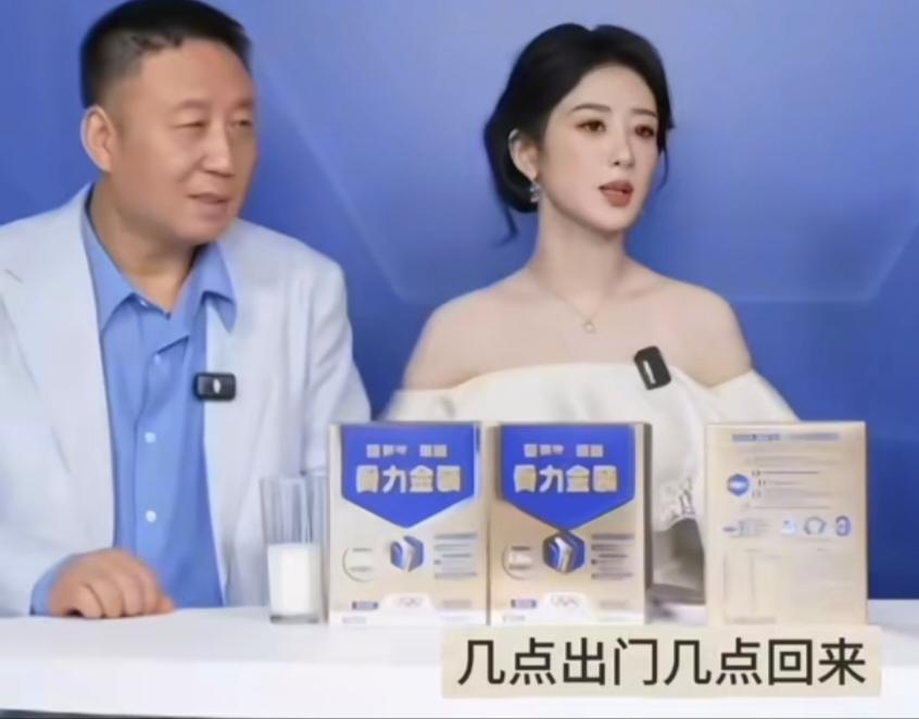杨紫被问到平时跟爸爸是一个怎么样的相处模式？她说:“小的时候我爸会干涉几点出门几
