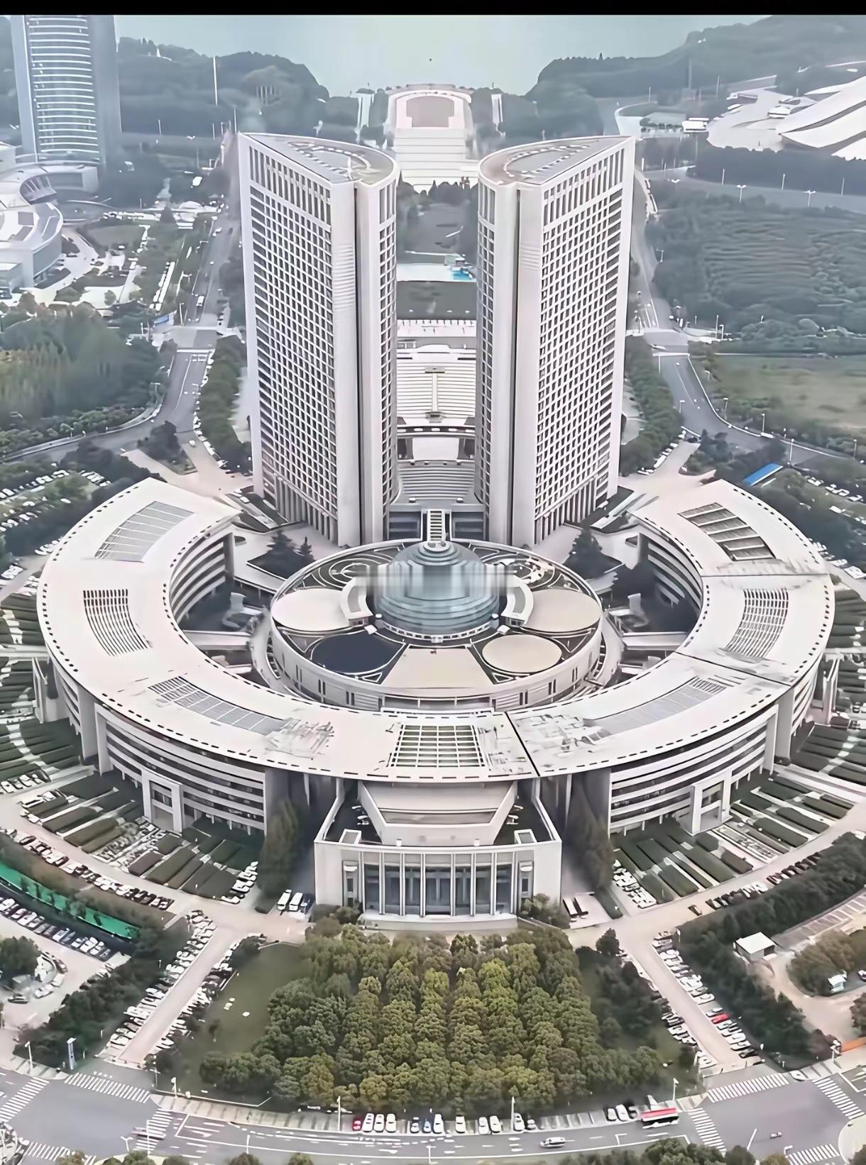 大楼像地球，铜钱半圆对称，全都用上了[点赞]异型房太多，不好布置。这么大的体量建筑