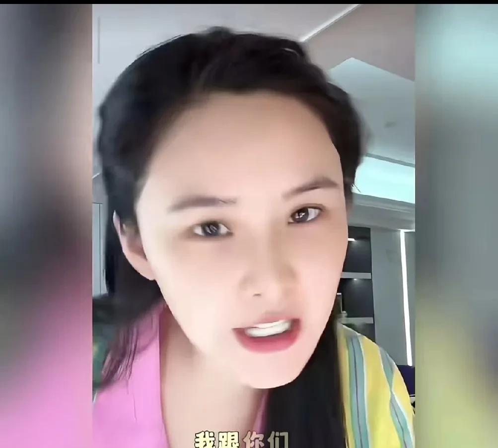真不理解，汪小菲当初是咋看上她的，不说话还好，一说话那谈吐简直了！[捂脸哭]直播的