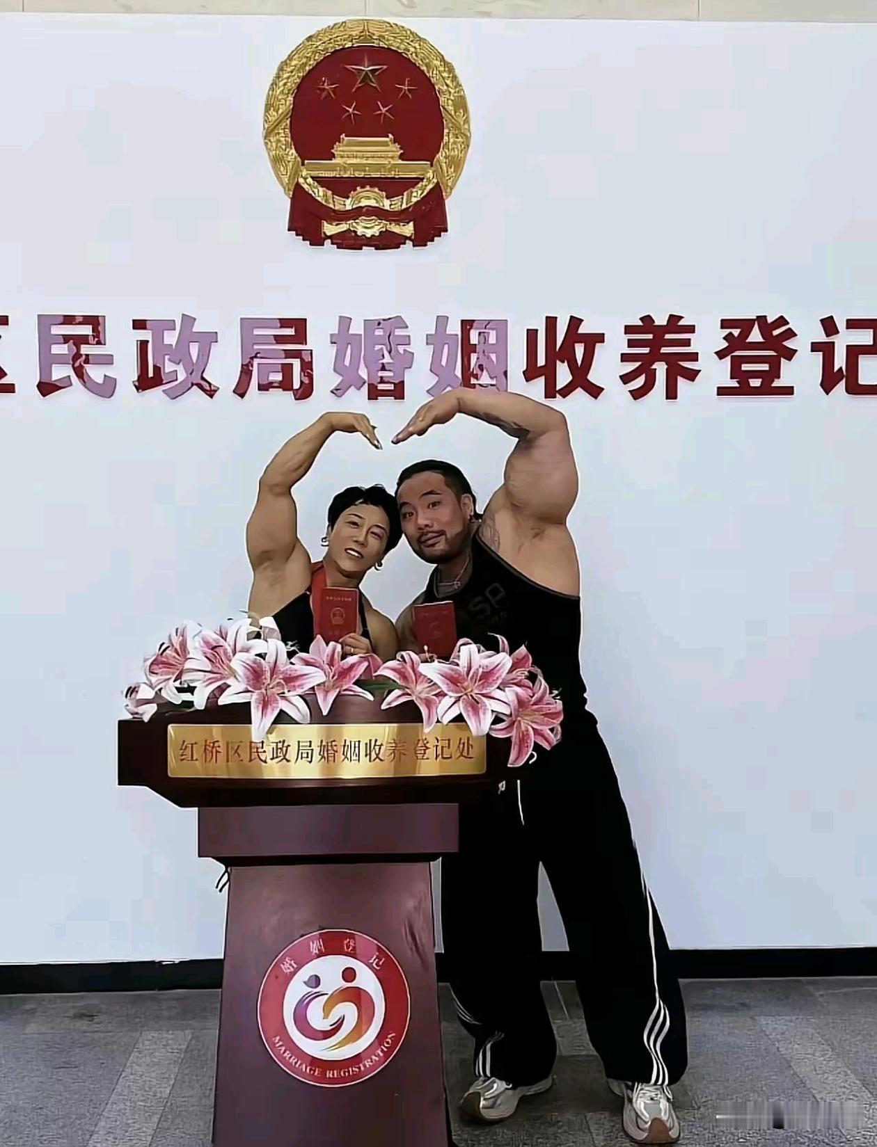 一时分不清谁是新娘