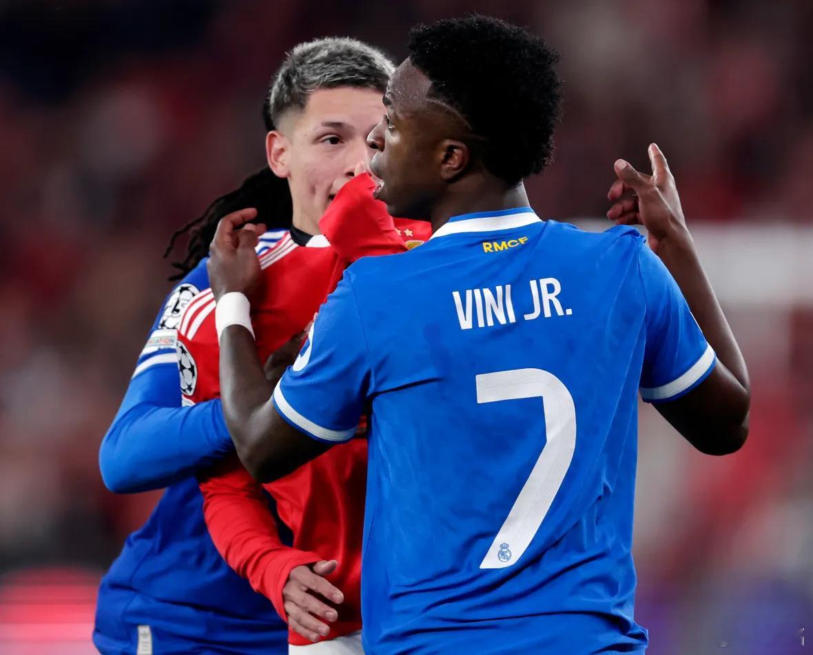 本菲卡0比1皇马赛后穆里尼奥认为维尼修斯过度庆祝激怒了本菲卡球迷和球员。穆里尼