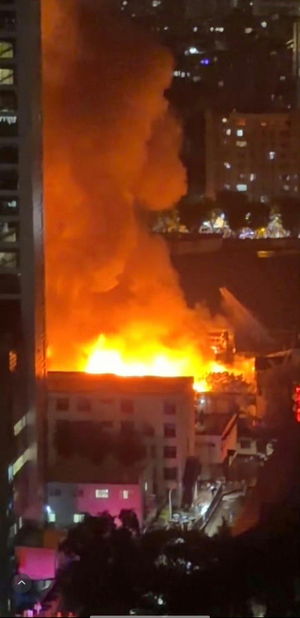 福州火灾福州台江火灾民房附近居民发声天呐，好大的🔥，这是一处老街，而且里面有