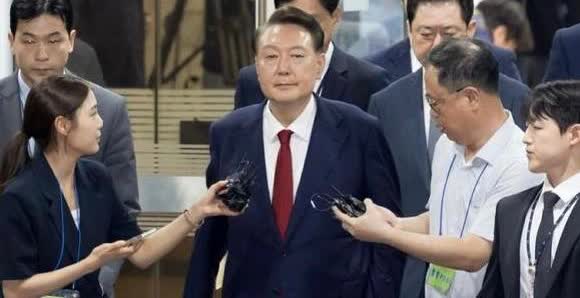 猜一猜！尹锡悦今天是坐着轮椅，还是担架或是自己走着进入法院！尹锡悦昨天的身体