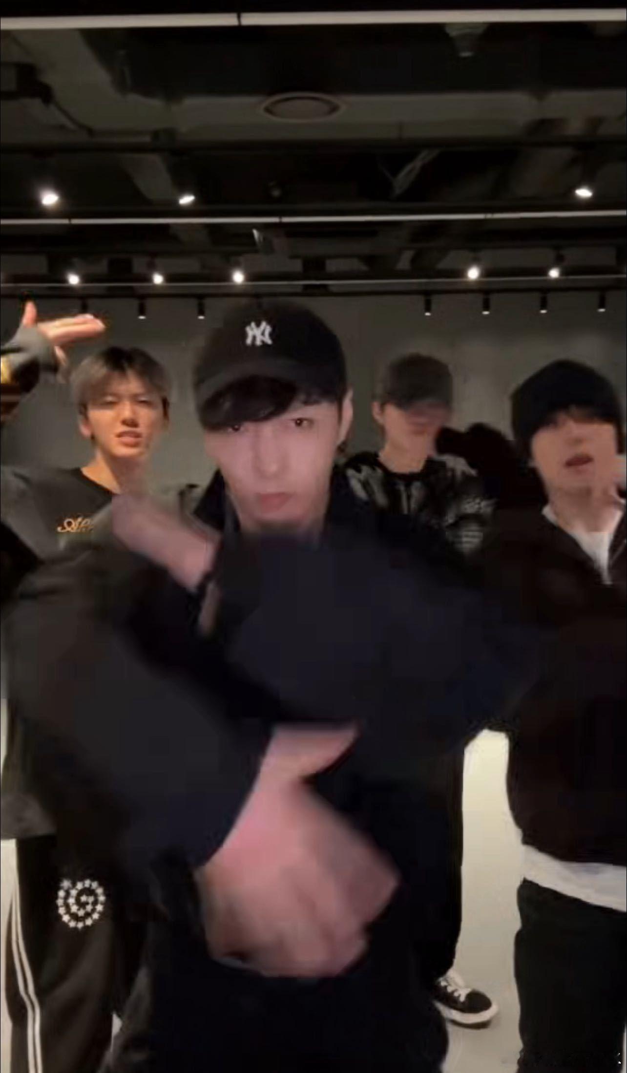 能看到张艺兴朴志晟等同台，实属难得，画面带来别样好感呀～